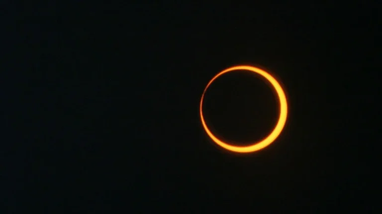 Por que o Sol às vezes vira um anel de fogo  e não um disco preto durante um eclipse?