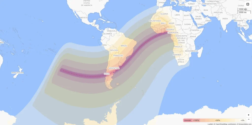 Mapa cartográfico mundial ilustrando a trajetória de um eclipse solar anelar. A faixa central tracejada em vermelho mostra o caminho exato da anularidade cruzando o Oceano Pacífico, sul do Chile, Argentina e chegando ao continente africano. O Brasil e o restante da América do Sul aparecem cobertos por gradientes de cores (do roxo ao amarelo) que indicam a extensa área de visibilidade do eclipse parcial.